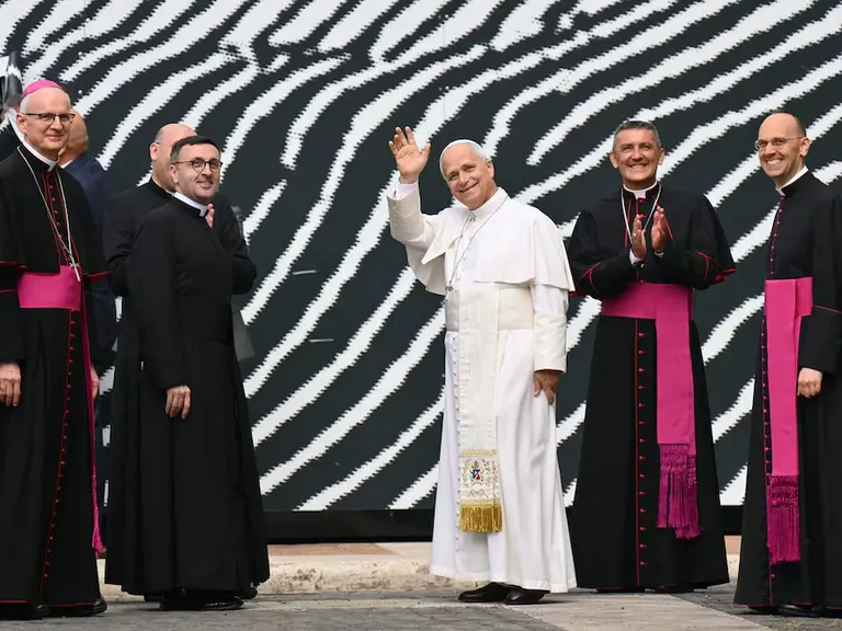 León XIV restituye salarios en el Vaticano tras recortes de 2021