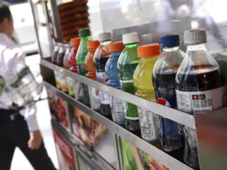 Limonada casera: igualar azúcar de refrescos eleva riesgo