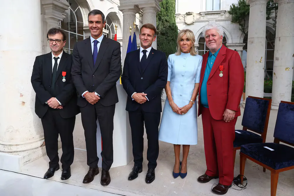 Macron condecora a Pedro Almodóvar con la Legión de Honor en Madrid