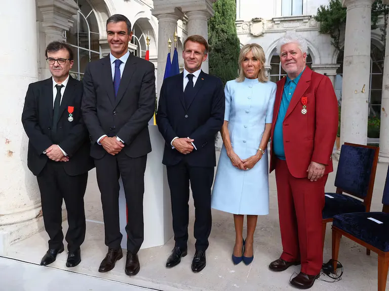 Macron condecora a Pedro Almodóvar con la Legión de Honor en Madrid