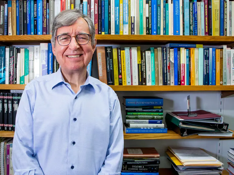 Nobel de Economía premia a Hall y Woodford por modelos macro