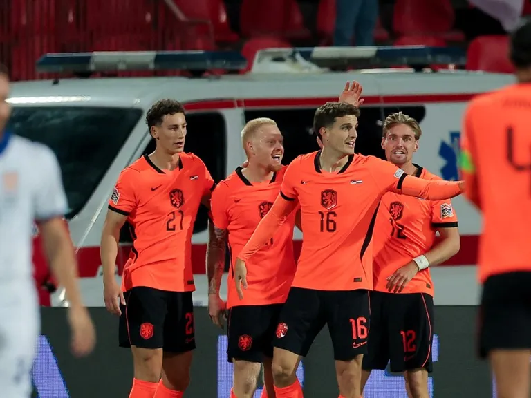 Países Bajos venció 2-1 a Serbia y Meerdink lideró