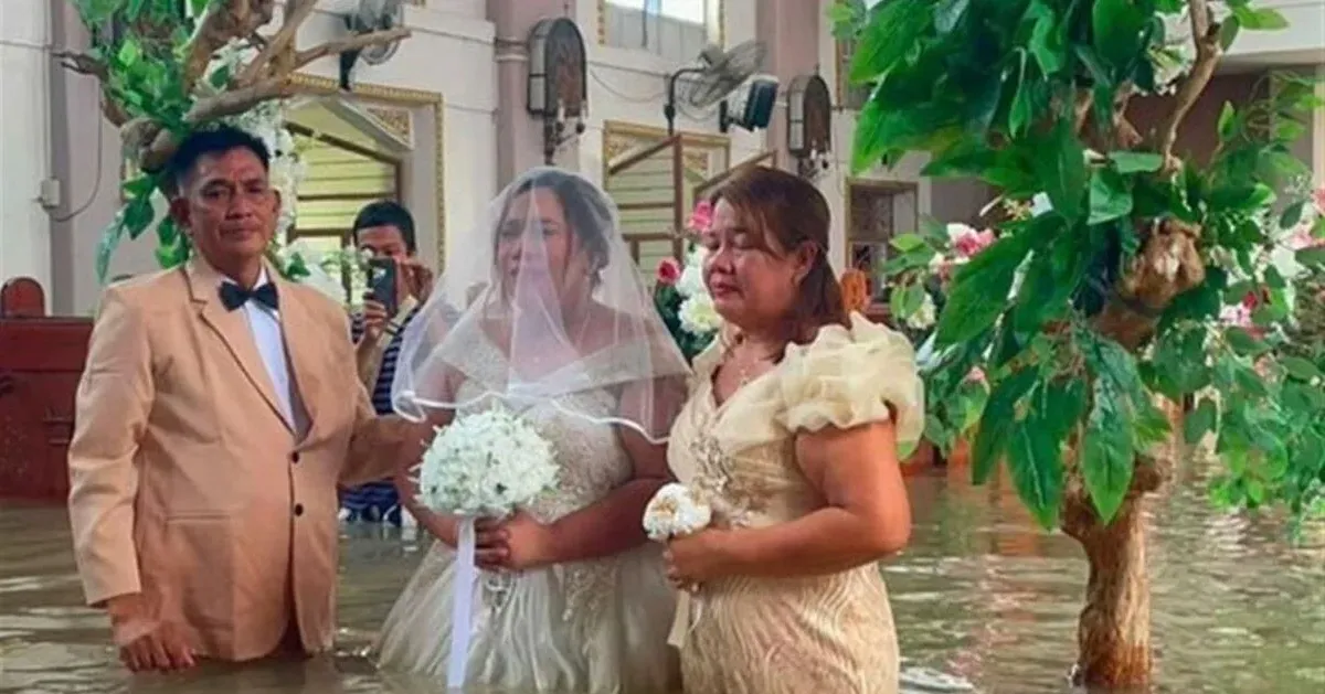 Pareja se casa en iglesia inundada en Bulacán, Filipinas