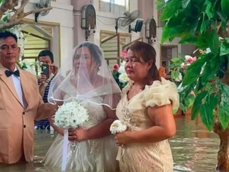 Pareja se casa en iglesia inundada en Bulacán, Filipinas