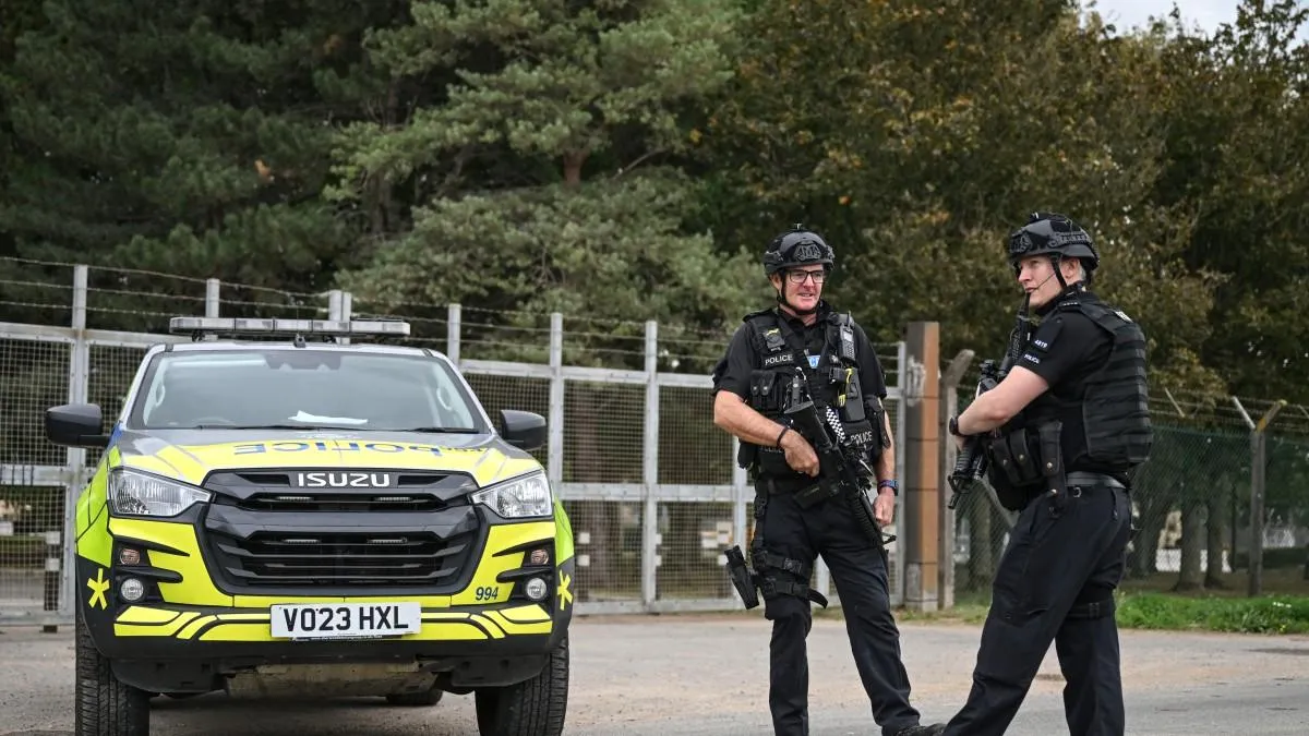 Policía británica detiene a cinco hombres por explosivos cerca de Fairford