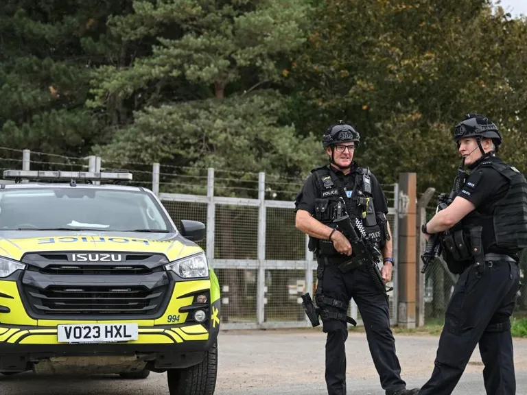 Policía británica detiene a cinco hombres por explosivos cerca de Fairford