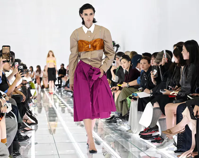 Prada convierte la falda en protagonista en Milán