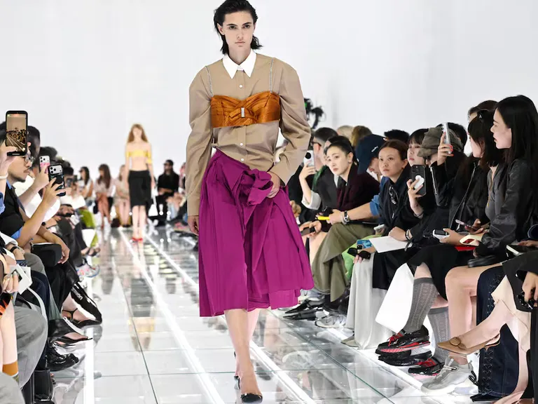 Prada convierte la falda en protagonista en Milán