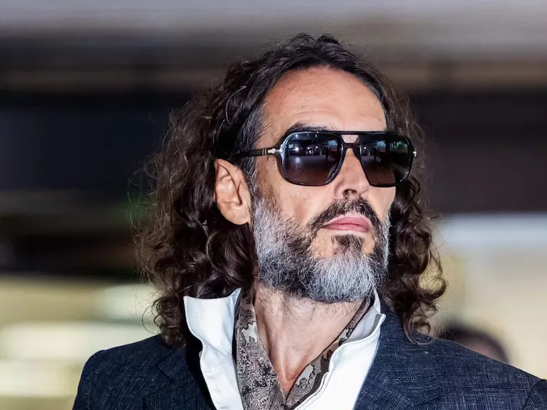 Russell Brand comparece en Southwark por delitos sexuales
