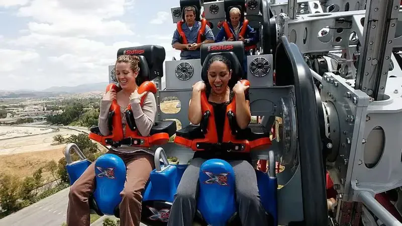 Six Flags Magic Mountain clausura la montaña rusa X2 en California
