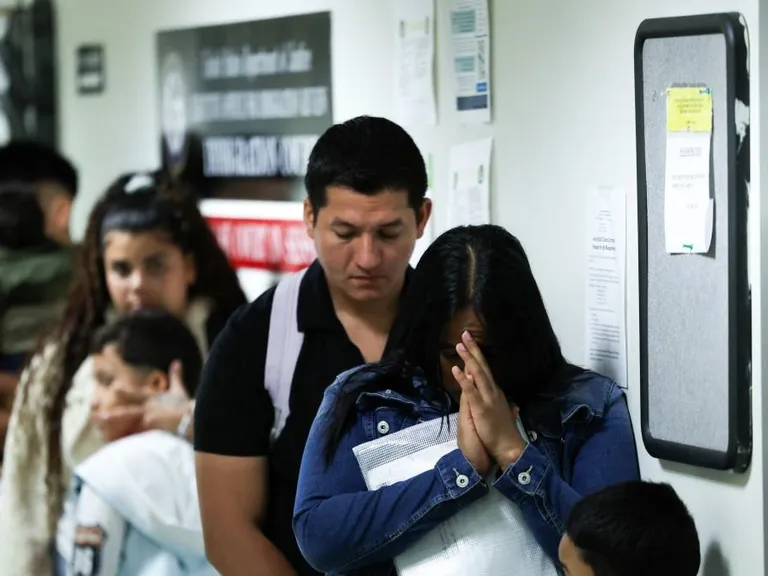 Suicidios entre latinos suben en Nueva York por pobreza barrial
