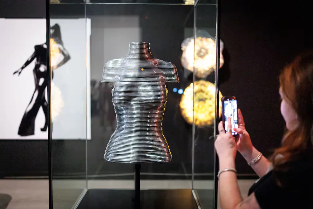 Tate Britain presenta “The 90s: Art and Fashion” en Londres