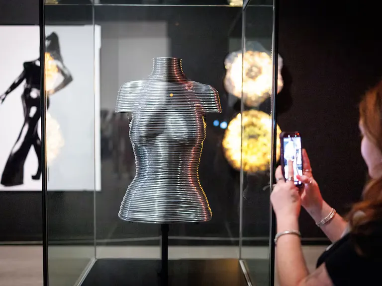 Tate Britain presenta “The 90s: Art and Fashion” en Londres