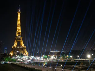 Torre Eiffel cierra por huelga tras exclusión de mujeres en visita