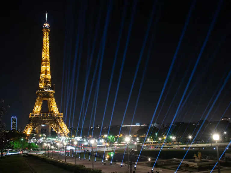 Torre Eiffel cierra por huelga tras exclusión de mujeres en visita