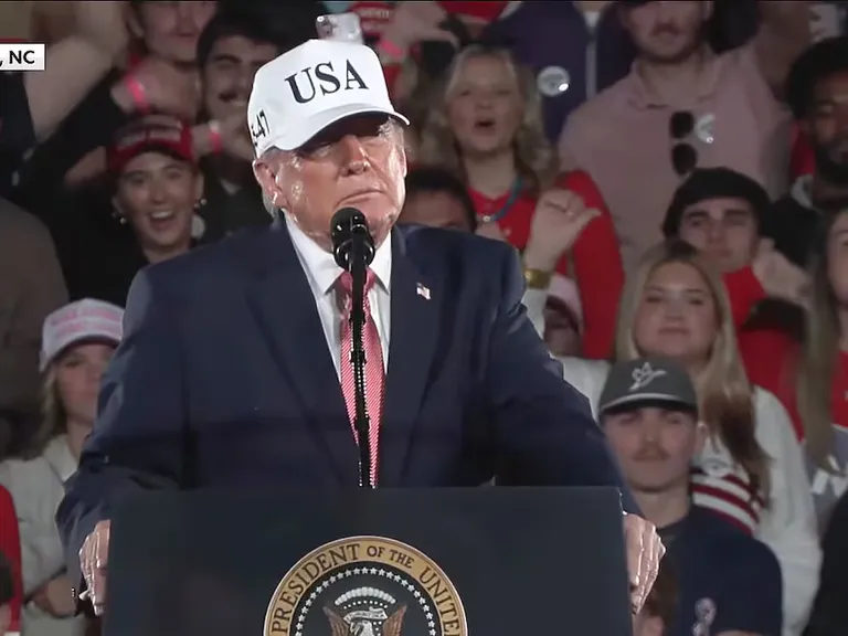 Trump anuncia 1.500 millones del Pentágono para chips en NC