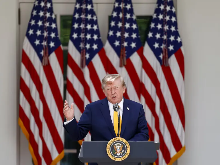 Trump declara emergencia nacional para restringir equipos eléctricos