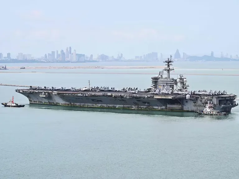 USS Abraham Lincoln llega a Tailandia y tripulantes tienen vetos