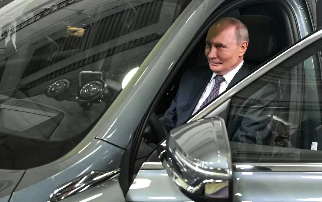 Vladimir Putin prueba el Volga K50 en Nizhni Nóvgorod