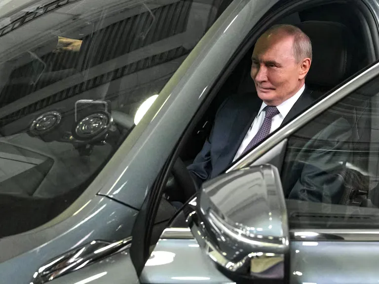 Vladimir Putin prueba el Volga K50 en Nizhni Nóvgorod