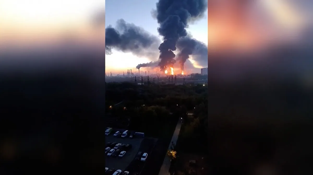 Zelenski reporta golpes a industria petrolera y centro logístico