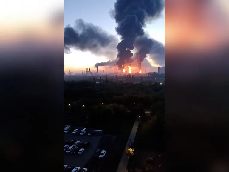 Zelenski reporta golpes a industria petrolera y centro logístico