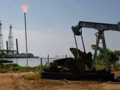 Trump afirma que Venezuela entregará hasta 50 millones de barriles de petróleo a EE. UU.
