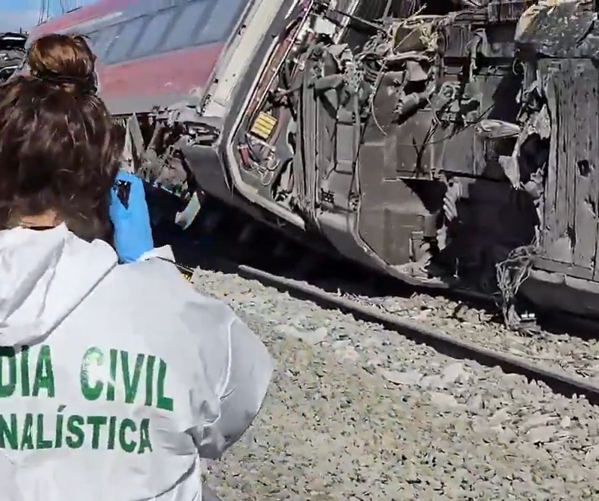 Descarrilamiento de dos trenes de alta velocidad en España deja 39 muertos y 122 heridos