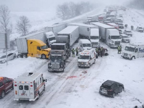 Fuerte nevada en Michigan provoca choque de más de 100 vehículos