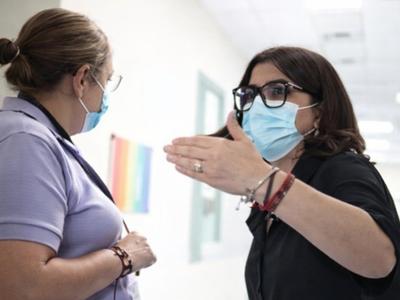 Ecuador enfrenta crisi en el sistema de salud con saturación de médicos generales y escasez de especialistas.