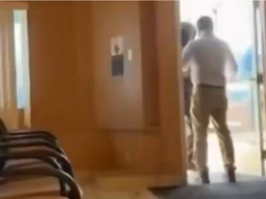 Ecuador envía nota de protesta a EE. UU. por intento de ingreso del ICE a consulado