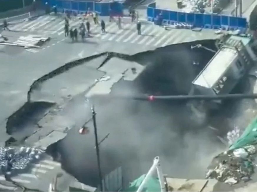 Socavón en Shanghái colapsa calle en zona de obras