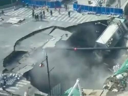 Socavón en Shanghái colapsa calle en zona de obras