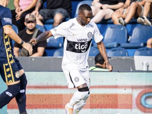 Hinchas de Olimpia estallan contra el ecuatoriano Aníbal Chalá en el fútbol paraguayo
