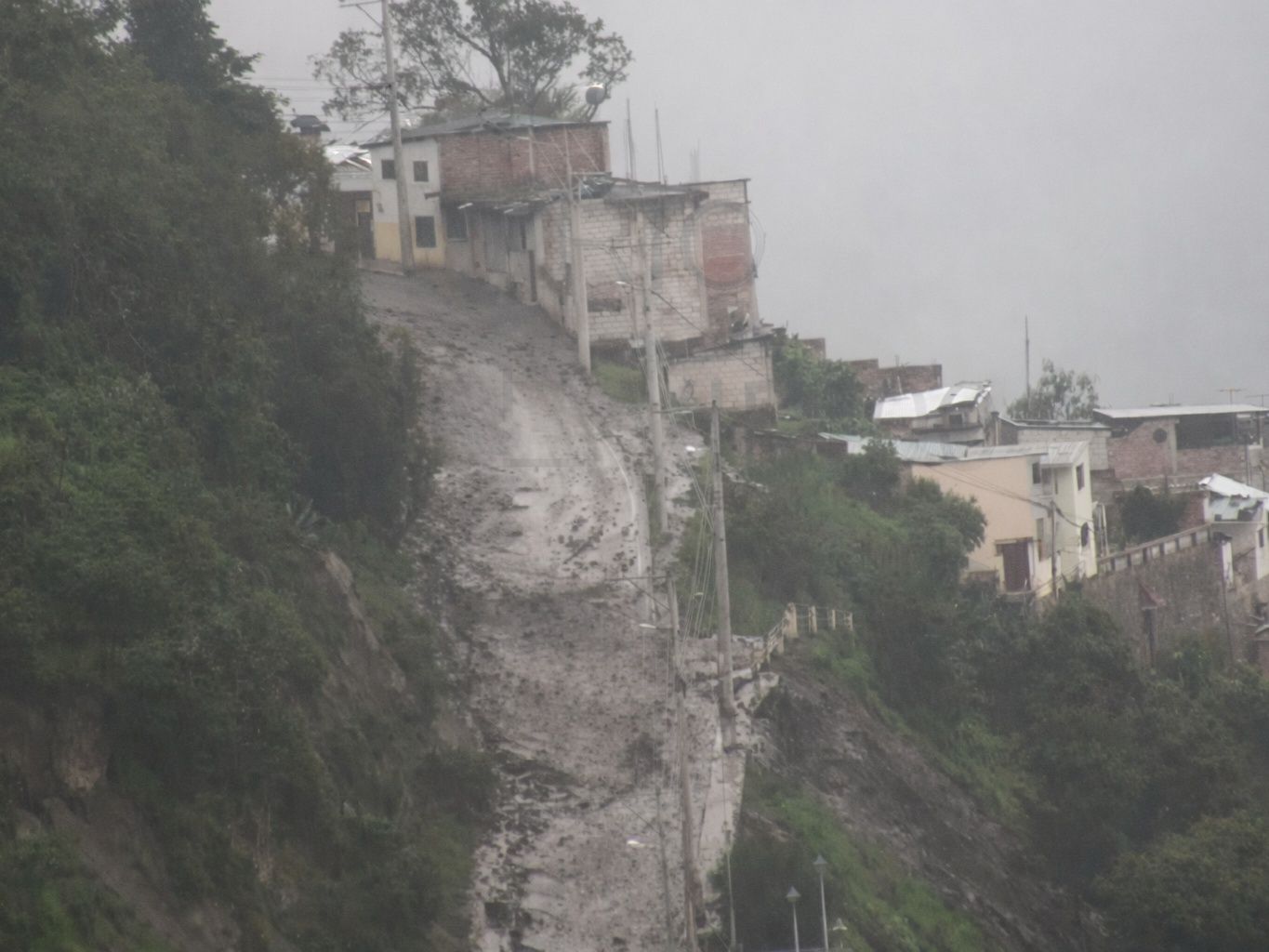 Aluvión en Alausí deja tres heridos y evacúan barrio