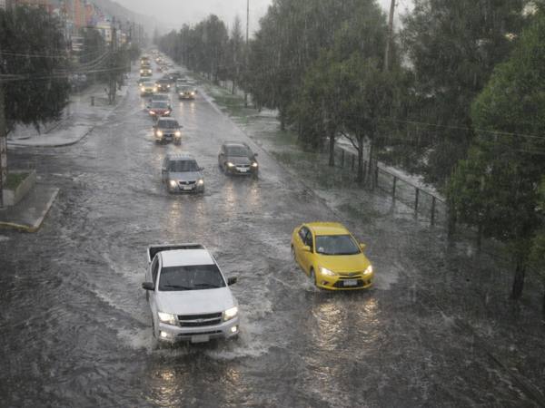 Fuertes lluvias en Quito dejan 439 emergencias y 186 afectados