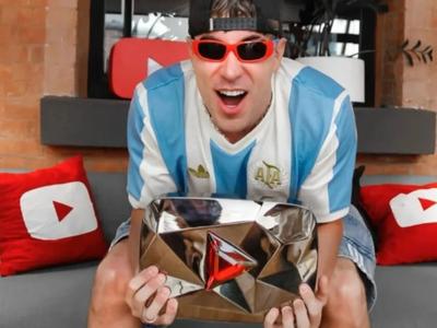 Argentino Alejo Igoa alcanza los 100 millones de suscriptores en YouTube y recibe el Diamante Rojo