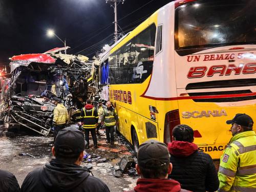 Choque de buses en Riobamba deja cinco muertos y 21 heridos