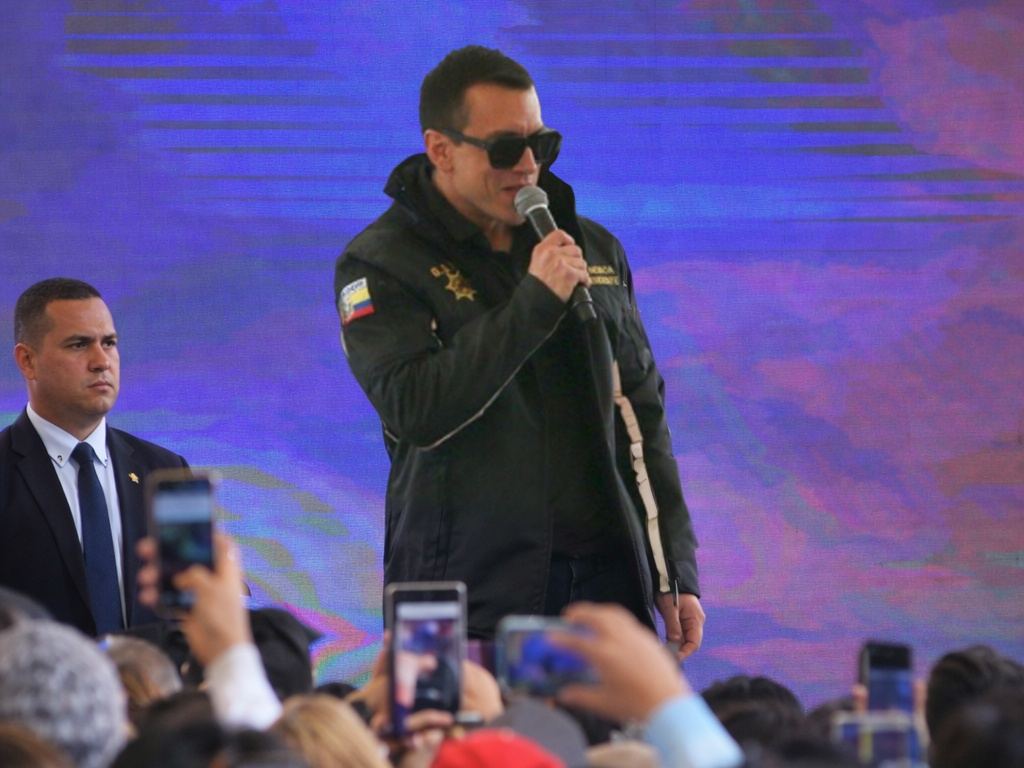 Noboa entrega patrulleros y descarta diálogo con cómplices