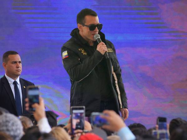Noboa entrega patrulleros y descarta diálogo con cómplices