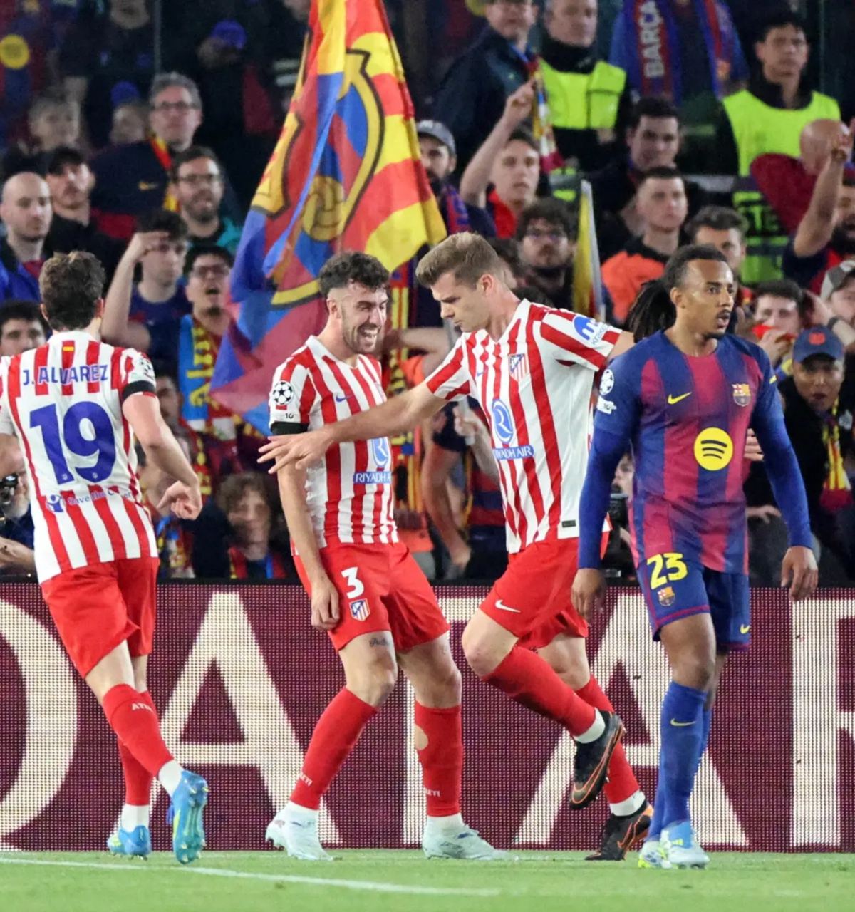 Atlético vence al Barcelona en Champions tras roja a Cubarsí