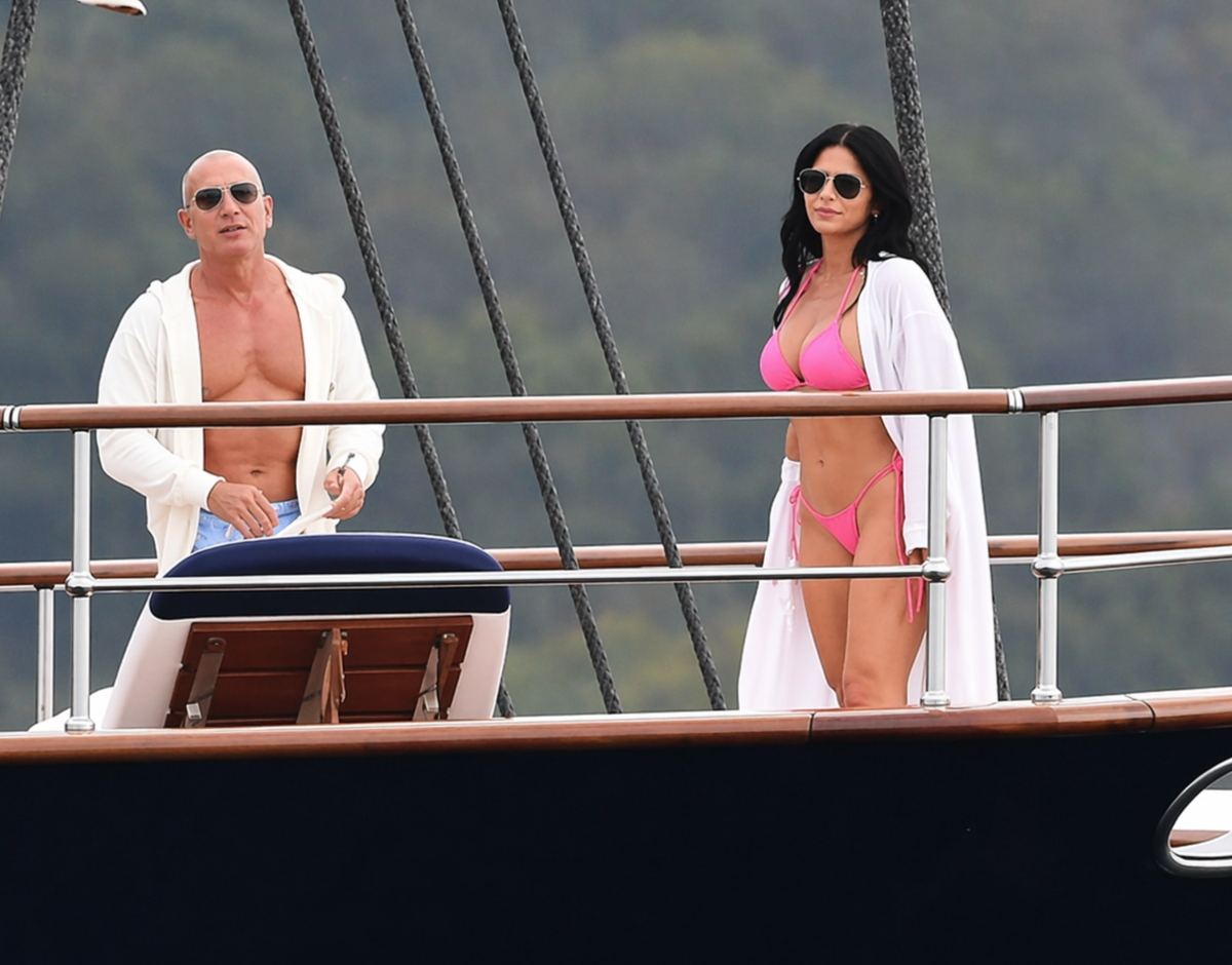Jeff Bezos recorre Galápagos a bordo de yate de lujo de 500 millones USD