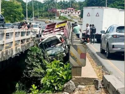 Camión con camarón queda al borde de puente en vía a la Costa