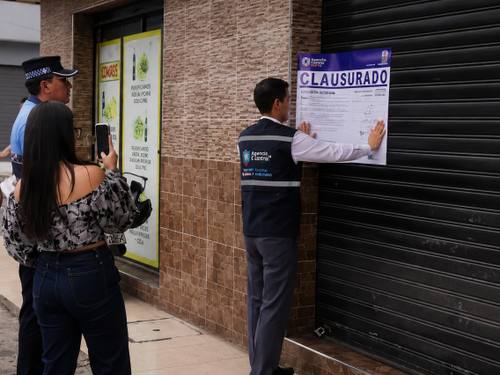 Operativo en Guayacanes deja dos locales clausurados en Guayaquil