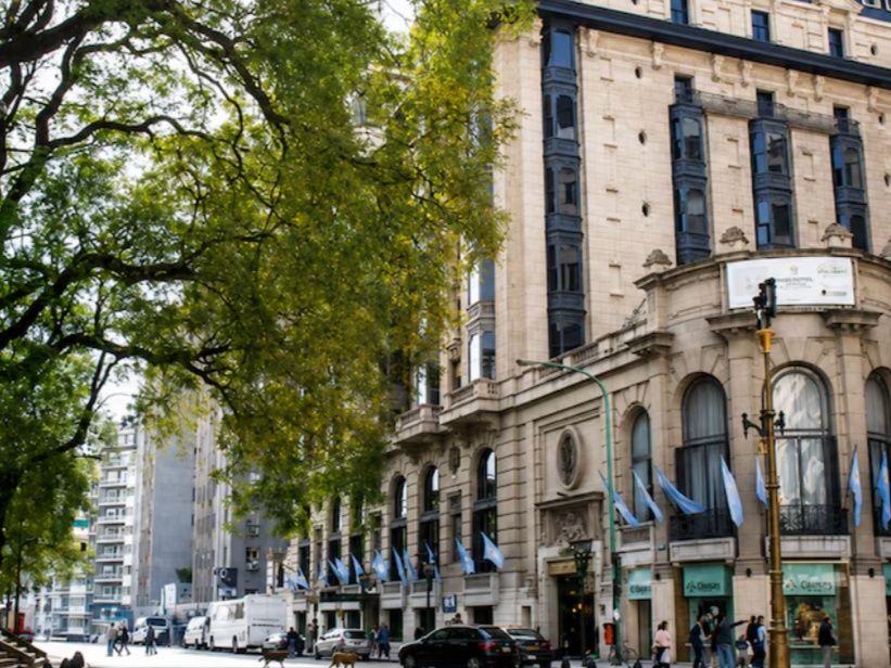 Hallan mural de oro oculto en el Hotel Plaza de Buenos Aires