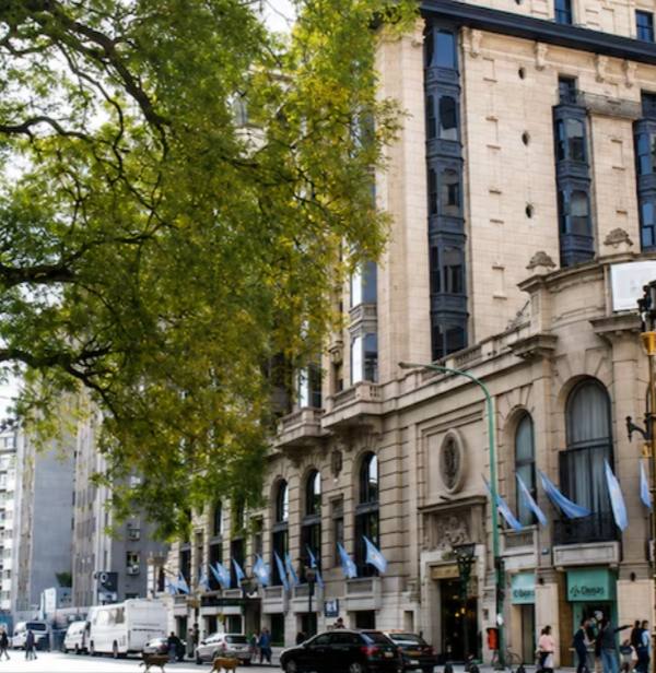 Hallan mural de oro oculto en el Hotel Plaza de Buenos Aires