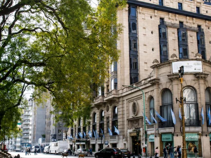 Hallan mural de oro oculto en el Hotel Plaza de Buenos Aires