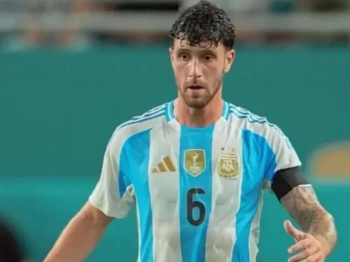Senesi, que firmó para el Tottenham hace pocos días, fue llamado por Scaloni para ir al Mundial