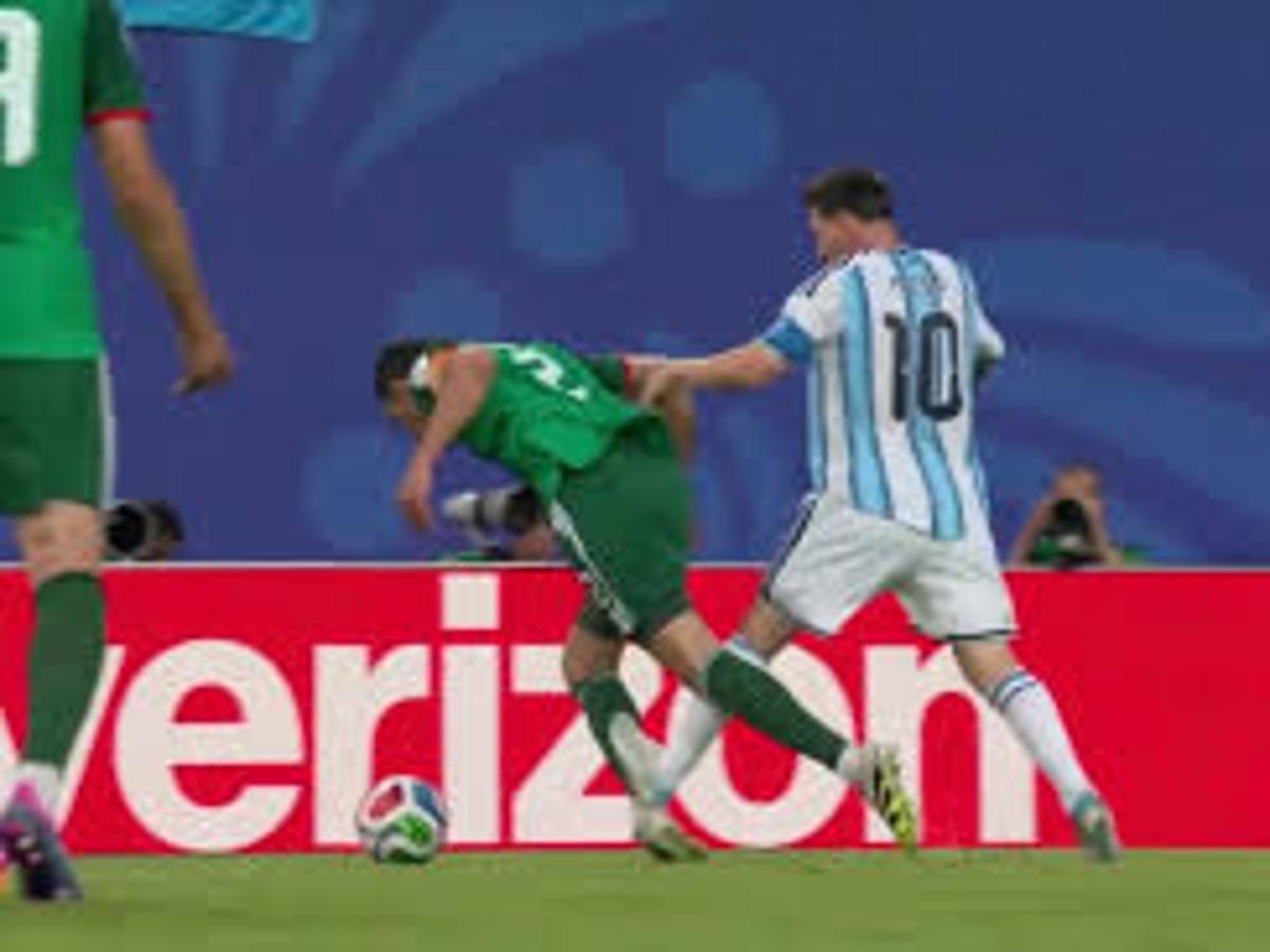¿Era roja esa jugada? Una falta peligrosa de Messi desata la polémica en el debut de la albiceleste en el mundial