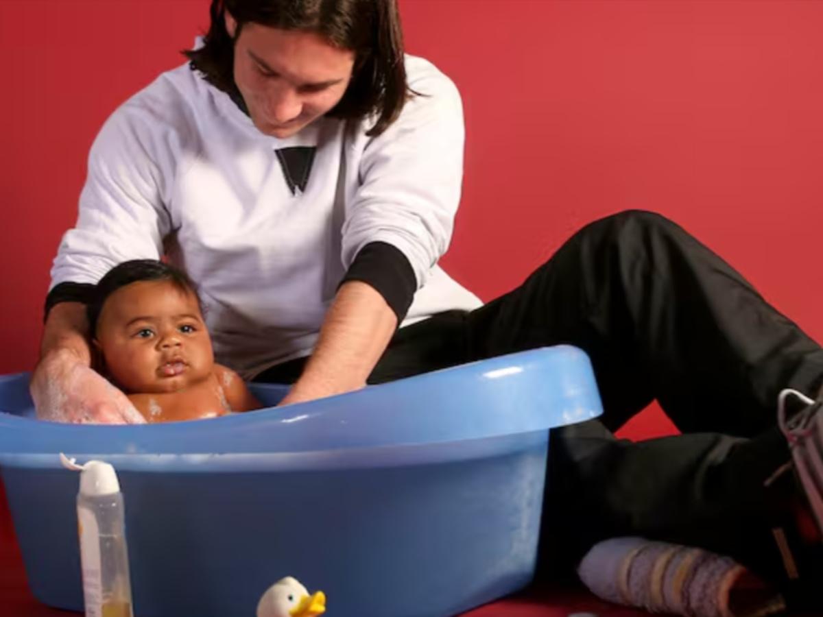 La historia detrás de la foto viral de Messi bañando a Lamine Yamal